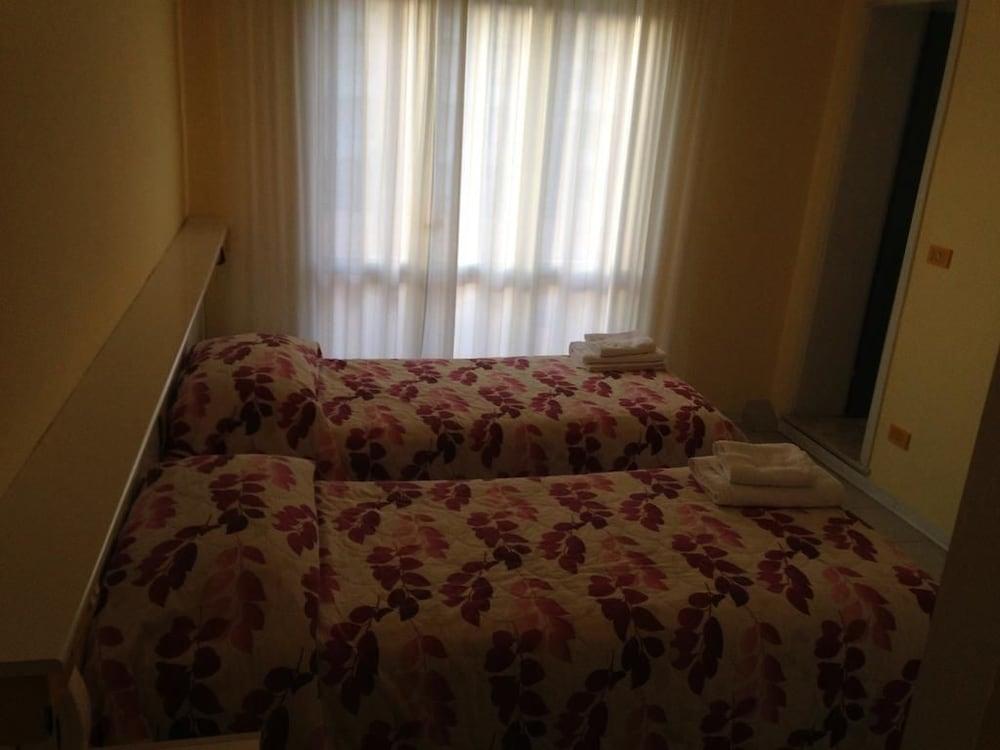 Aron Hotel Ріміні Екстер'єр фото