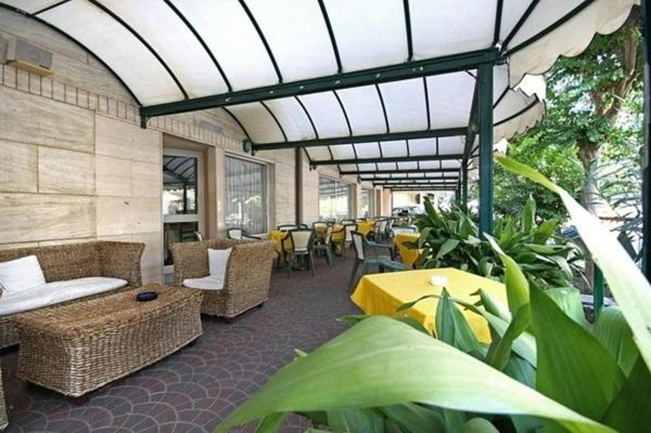 Aron Hotel Ріміні Екстер'єр фото