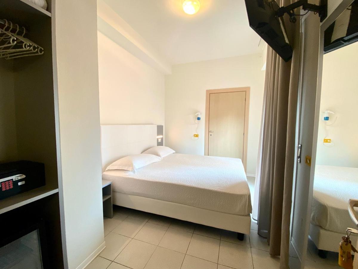 Aron Hotel Ріміні Екстер'єр фото
