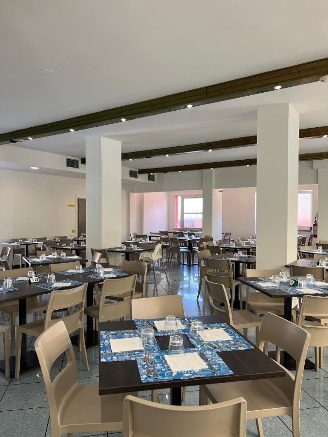 Aron Hotel Ріміні Екстер'єр фото