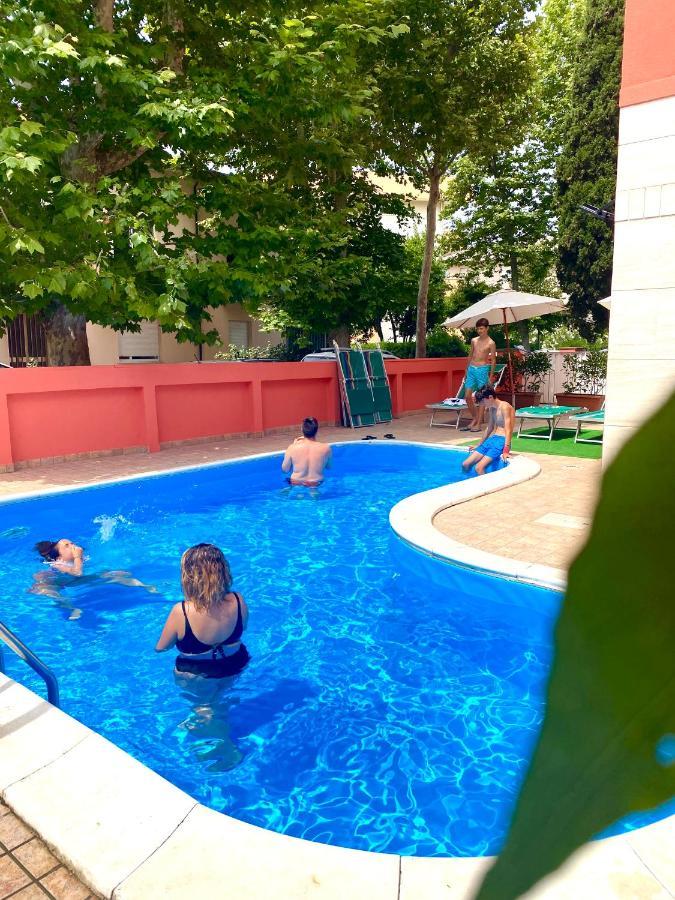 Aron Hotel Ріміні Екстер'єр фото