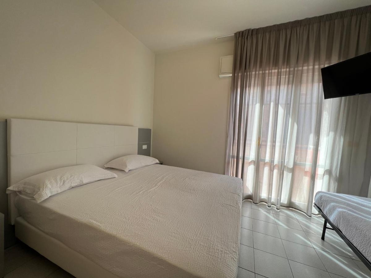 Aron Hotel Ріміні Екстер'єр фото