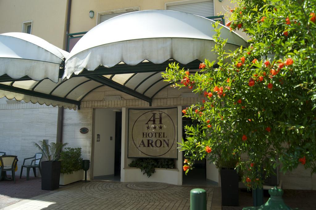 Aron Hotel Ріміні Екстер'єр фото