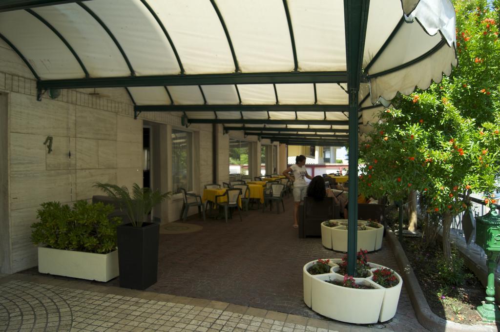 Aron Hotel Ріміні Екстер'єр фото